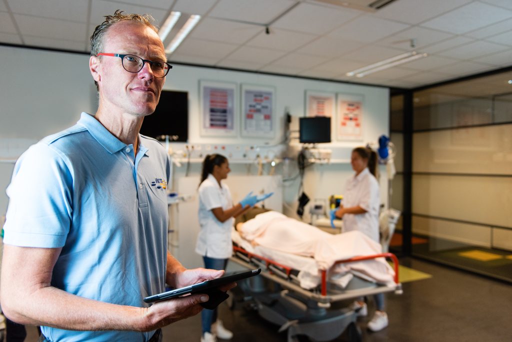 Docent met ipad in simulatieruimte METS Center