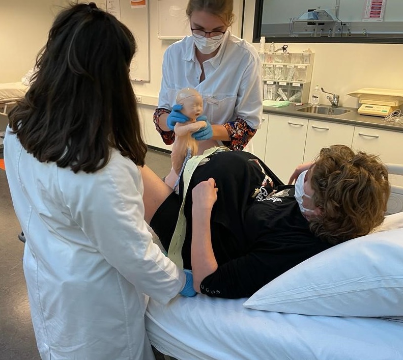 Simulatiepatiënt en twee cursisten tijdens de training SAVE'r